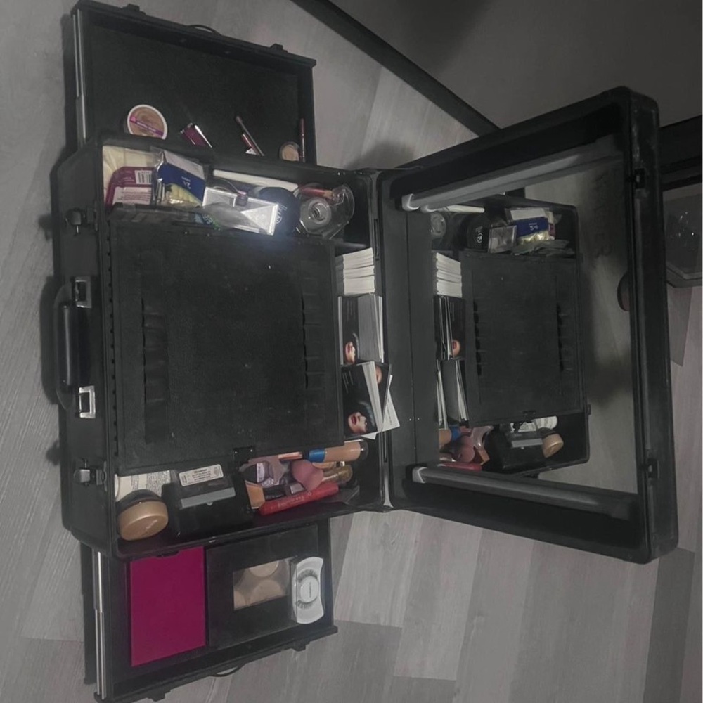 Very nice make up station has legs and lights works great